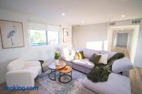 The Command Suite Urban Comfort Near USC - Image 4