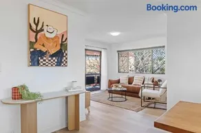 Llewellyn Court Apartments - Image 1