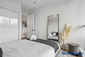 Designer Yonge & Eglinton Gem, Parking, 65 TV - Image 1