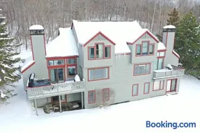 Stratton Mountain Condo with a Hot Tub! Sleeps 12! - Image 1