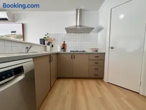 Modern Stay In Armadale - Image 5