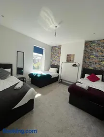 Spacious 4-bed sleeps 10 comfortably - Image 3