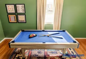 University Stay that Sleeps 10. Game Room, Firepit , and Grill - Image 2