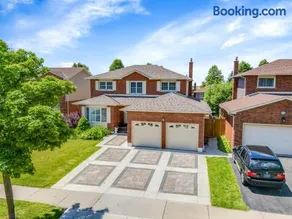 Modern 4BR Family Home with Pool in Whitby - Image 1