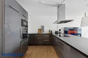 Eindrucksvolle Zwei-Zimmer-Wohnung mit Balkon und großer Küche - Image 3