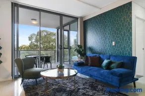 Balcony and record player minutes from Mascot - Image 1