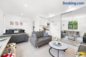 Modern & Spacious Studio Near Parramatta CBD - Image 1
