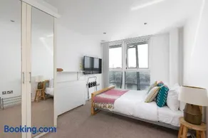 Serene Waterfront Rooms - ExCel - Image 2