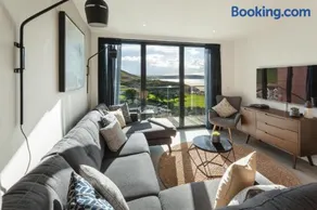 Byron Two Penthouse Apartment - Image 2