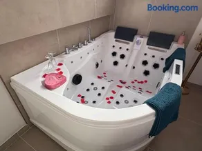 Cocon de la Tour - Jacuzzi - Nuit Romantique - Image 1