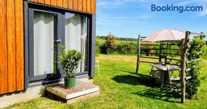 Chalet moderne avec grandes baies vitrées et espace plancha - Image 2