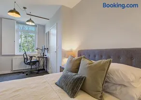 Stylish, business traveller friendly apartment, with free parking and Netflix - Image 2