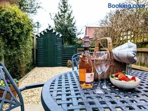 Strawberry Cottage Snettisham close RSPB and Wild Ken Hill - Crabpot Cottages Sheringham - Image 2