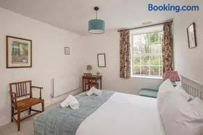 Churchill House - Two Bedrooms - Street Parking - Garden - Image 4
