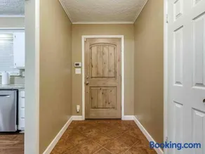 3 BR home with a Gameroom close to campus - Image 4