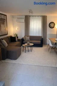 Spacius Garden flat ,1km from the beach , Sleeps 5 ,by likeyourhome - Image 5