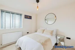 Sussex house, East grinstead 2 bed flat - Image 3
