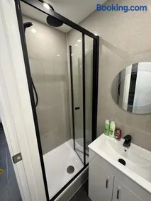 Modern flat in Egham by Royal Holloway University Royal Ascot and Windsor near Heathrow Airport - Image 5