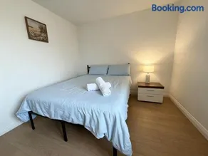 Spacious Private Bedrooms With Full Amenities Near Grocery Stores & Main Highway Routes - Image 3
