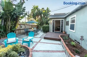 Walk to the beach! The Moonlight Beach Bungalow - Image 2