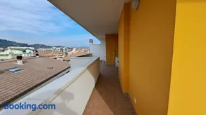 Alloggio con terrazzo e parcheggio privato - Image 2