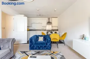 Stunning Station Apartment with free Parking - Image 5