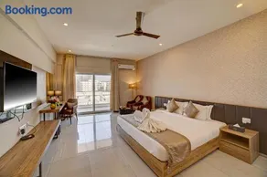 VRR Astoria Hotel & Convention Center - Image 3