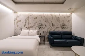 S Hotel - Image 4