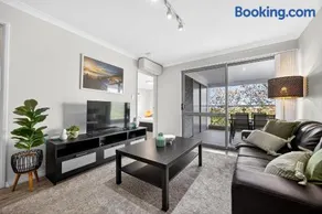 Modern Coastal Retreat 2BR Apt in Rockingham - Image 1