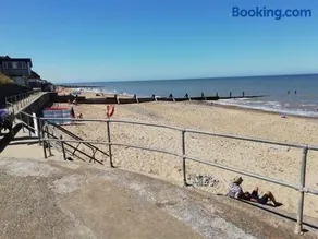 Opposite the beach, hot tub & sauna, sleeps 16 - Image 3