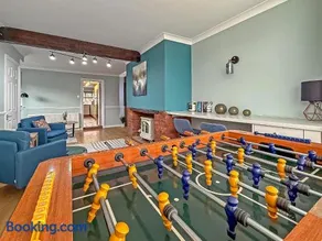 SPACIOUS STYLISH HOME, Foosball Table, FREE PARKING, Driveway, Garden & LAUNDRY ROOM, 2 DOUBLE BEDROOMS & LED Media wall - Image 2