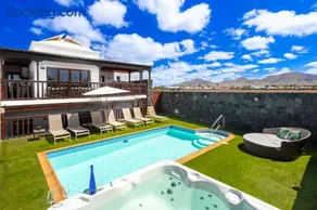 Villa Penguina Playa Blanca - 5 Bedroom - Hot Tub - Heated Pool - Image 3