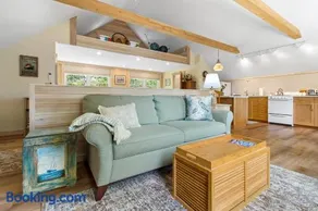Riverbend Perch - River-view retreat for 2 with kitchen, patio, AC, Wi-Fi - Image 2