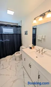 Spacious Downtown 2-bdrm Apartment - Image 4