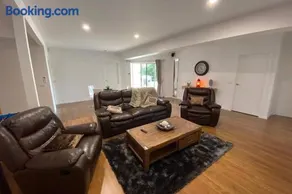 Spacious, Contemporary and Self-Contained with Beautiful Views - Image 3