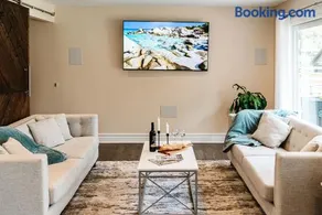 Luxurious Lakeview Oasis in the Heart of Hamilton With Large Backyard - Image 3