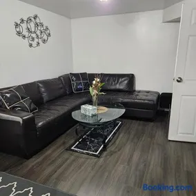 Queen bedroom - Image 2