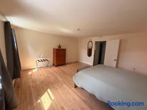 Spacious 4BR Summer Escape Queechy Lake Passes - Image 5