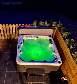Westcove view three bedroom luxury house with hot tub - Image 5