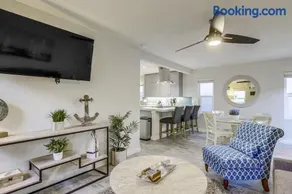 Bayside Getaway Steps to the Ocean with AC Private Patio BBQ Family and Pet Friendly - Image 1