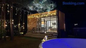 LEŚNY LUZ domek z jacuzzi w lesie nad jeziorem, duży taras, ognisko, gril, basen - Image 1