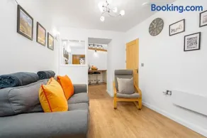 Chunal Apartment Central Glossop - Image 2