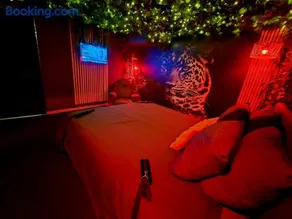 Love room avec spa privatif et salle de jeux adultes - Image 4