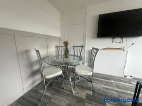 Wimbledon Gem 2BR free Parking Near Station - Image 4