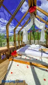 Chalet en verre sous une pluie étoilée - Image 1