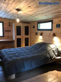 Cabane Au Bord D'un Étang - Image 3