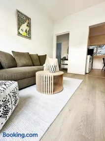 La Pague - Near CBD - Parking - 2 Bedroom Retreat - Image 3