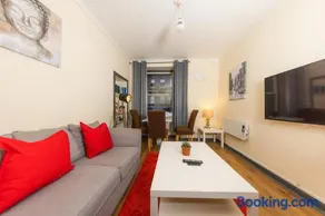 Cosy 4 Bedroom Apartment by Old Town - Image 3
