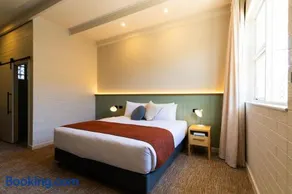 The Clovercrest Hotel Motel - Image 1