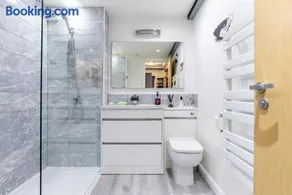 Historic Location, Private Parking, Ground Floor Luxury Flat - Image 4